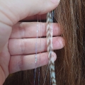 Plume rayée flocon et cheveux d'anges brillants