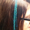 Plume rayée turquoise et cheveux d'anges brillants